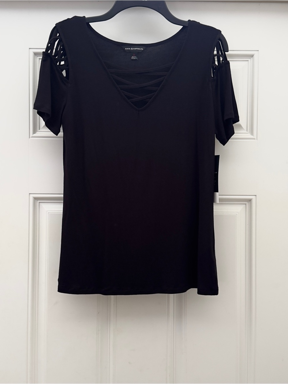 Rock & Republic Black Cold-Shoulder Crisscross Top Medium